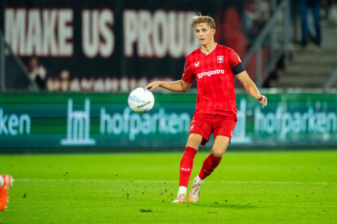 Max Bruns in het duel met NAC Breda