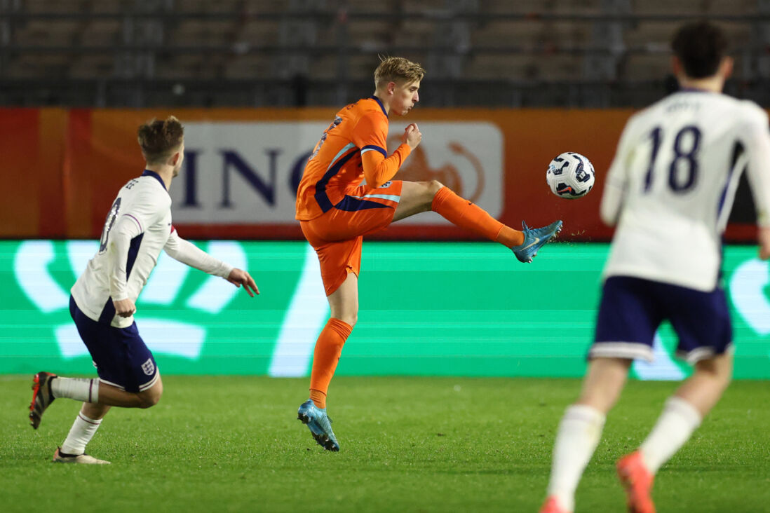 Max Bruns tijdens het duel met Jong Engeland