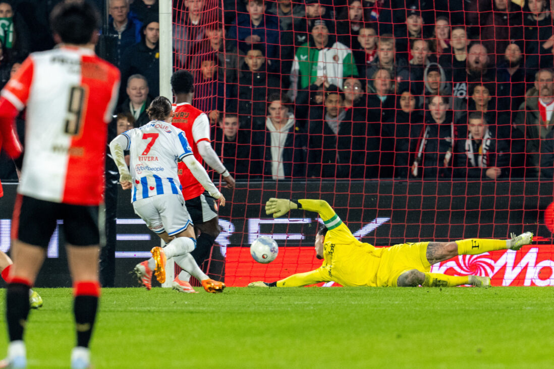 Maxence Rivera scoort tegen Feyenoord