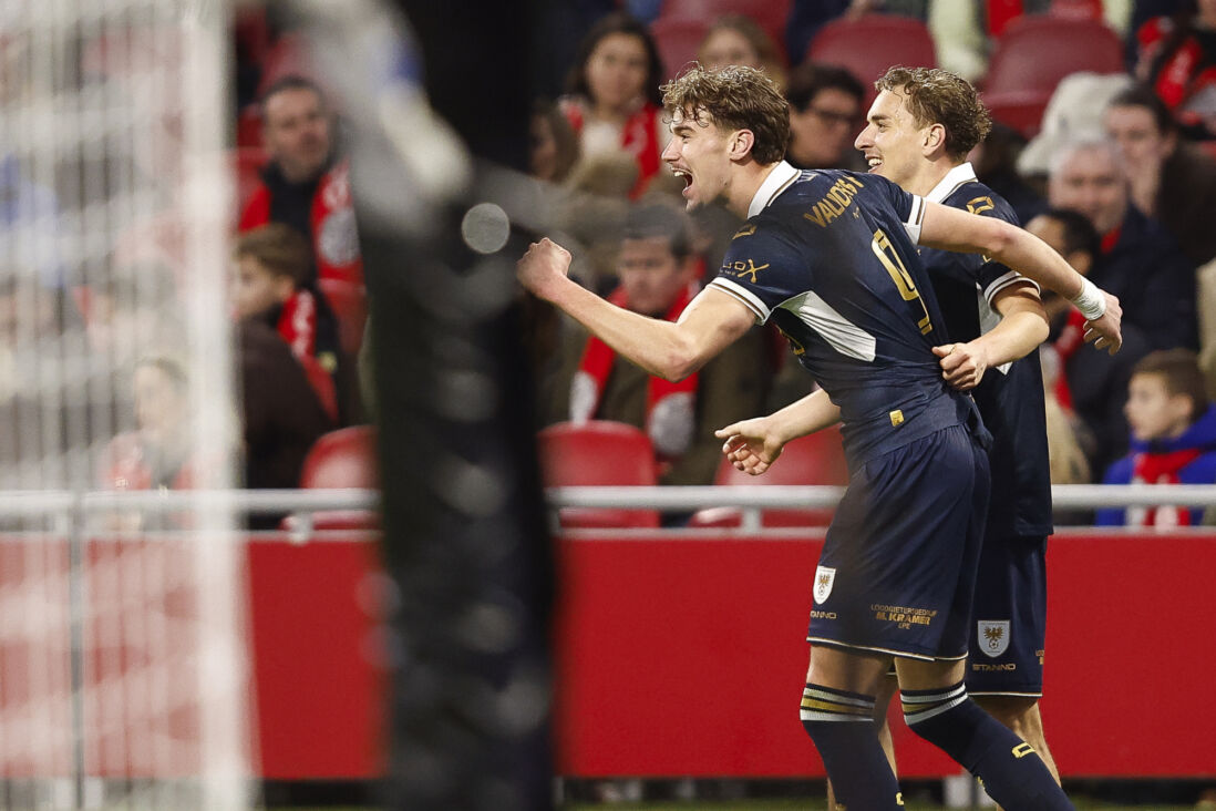 Milan Smit maakt de 2 2 in de Aren A