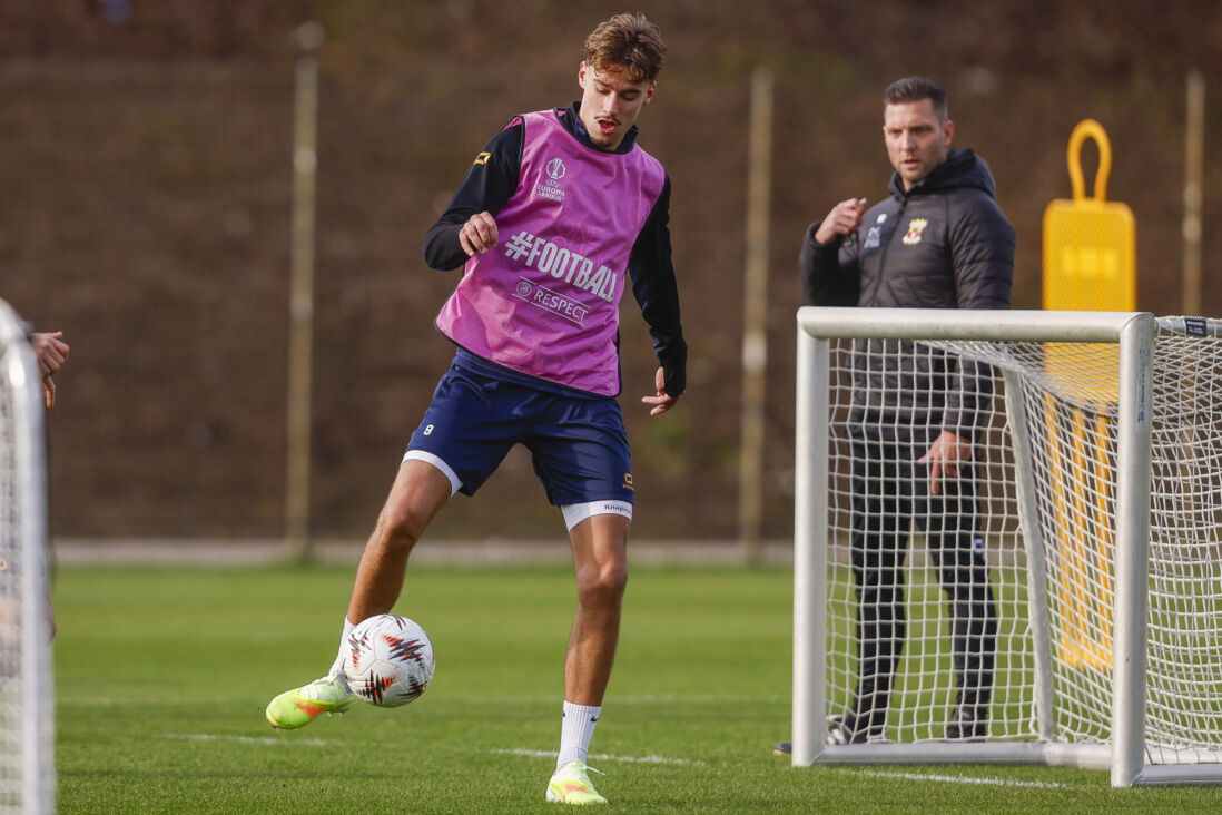 Milan Smit op de laatste training voor het duel met Aston Villa