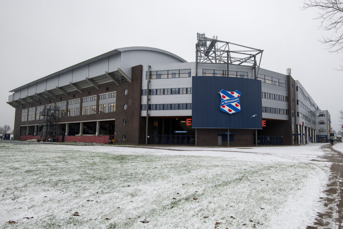 Sneeuw bij het Abe Lenstra Stadion