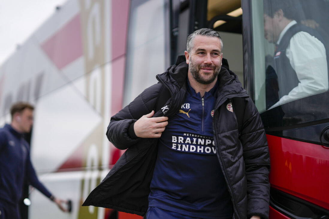 Kevin Begois stapt uit de spelersbus van PSV