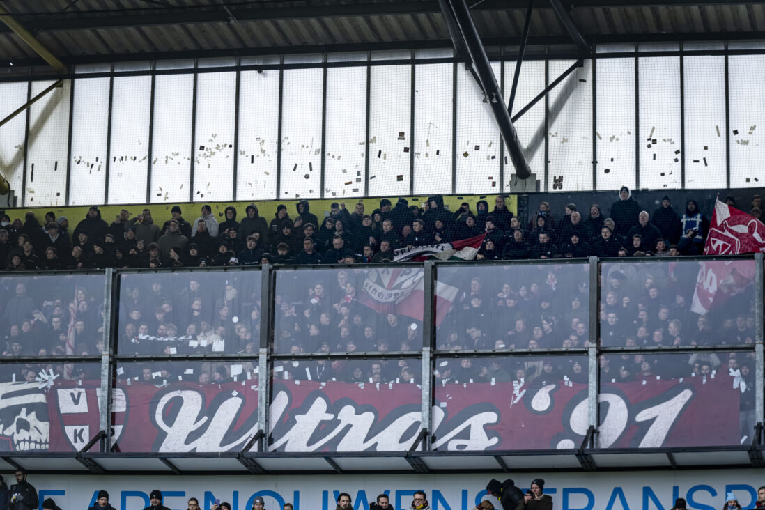 FC Twente-supporters in het uitvak bij NAC Breda