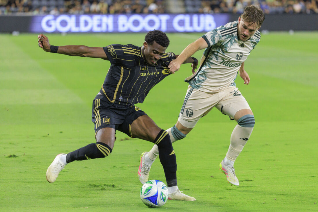 Javairô Dilrosun in duel met Ian Smith