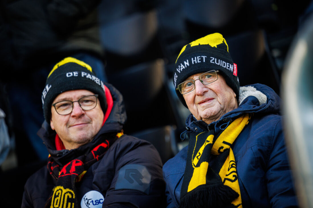 NAC-supporters met een muts en een sjaal