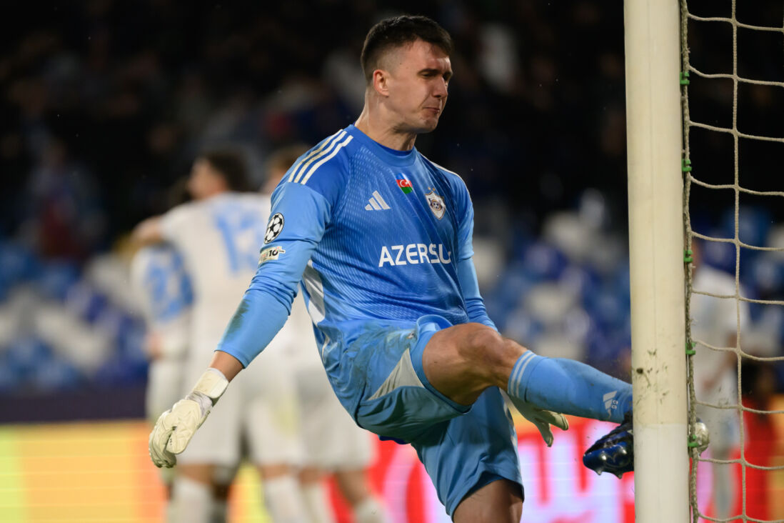 Mateusz Kochalski baalt tegen Ajax