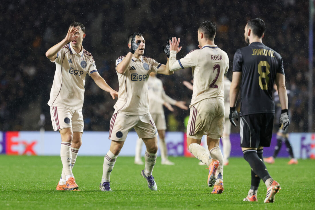Ajax wint van Qarabag