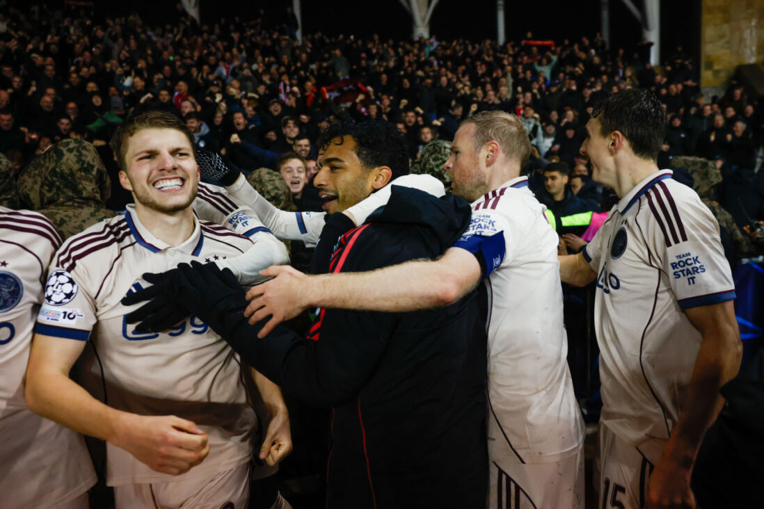 Anton Gaaei, Owen Wijndal en Davy Klaassen vieren de treffer