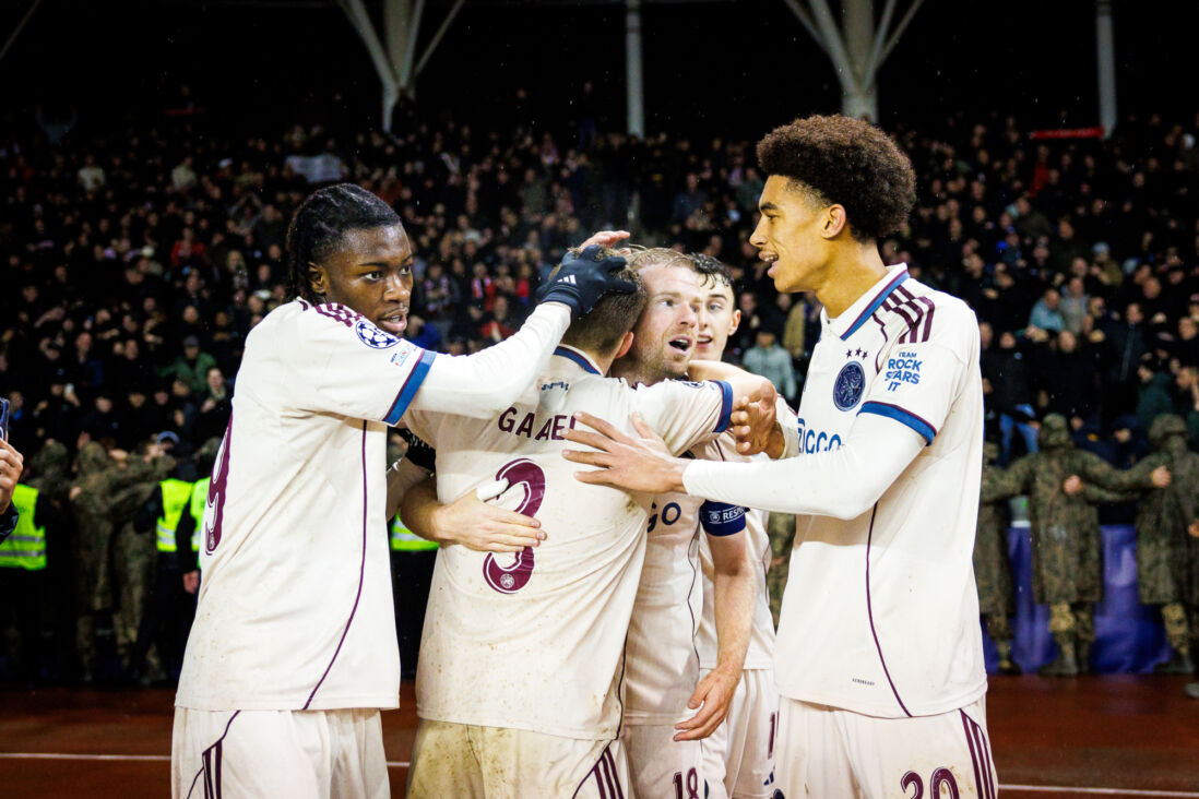Ajax juicht na een goal tegen FK Qarabağ
