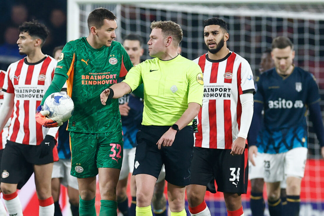 Matej Kovar in gesprek met arbiter Alex Bos