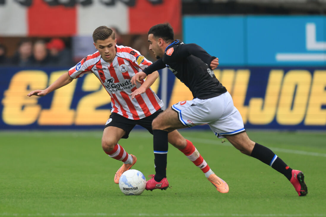 Eser Gurbuz aan de bal tegen Mike Kleijn