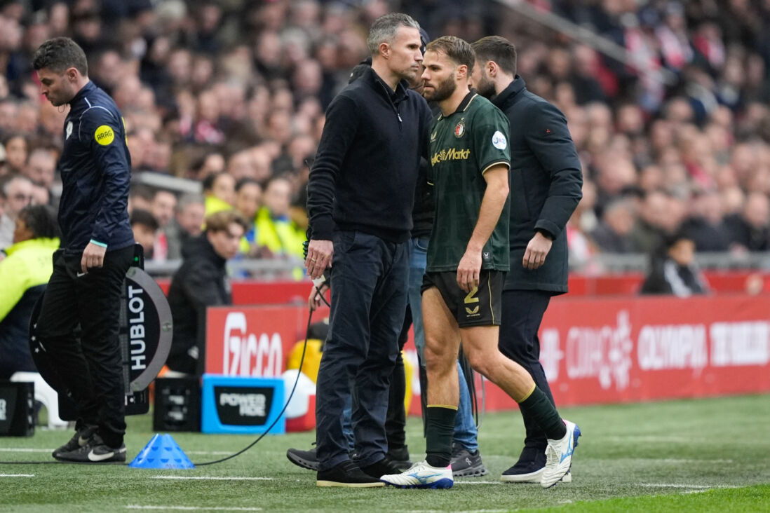Bart Nieuwkoop moet geblesseerd van het veld