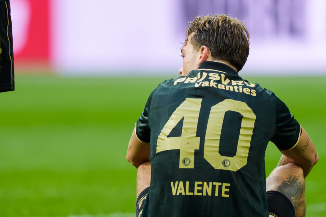 Luciano Valente zit op het veld