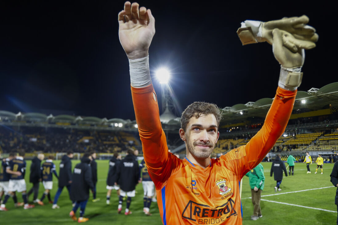 Jari De Busser juicht na de strafschoppenserie tegen Roda JC