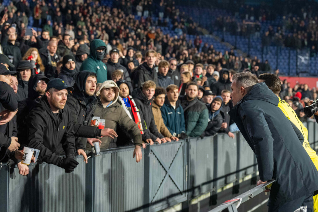 Robin van Persie en Justin Bijlow in gesprek met fans na de bekernederlaag tegen SC Heerenveen