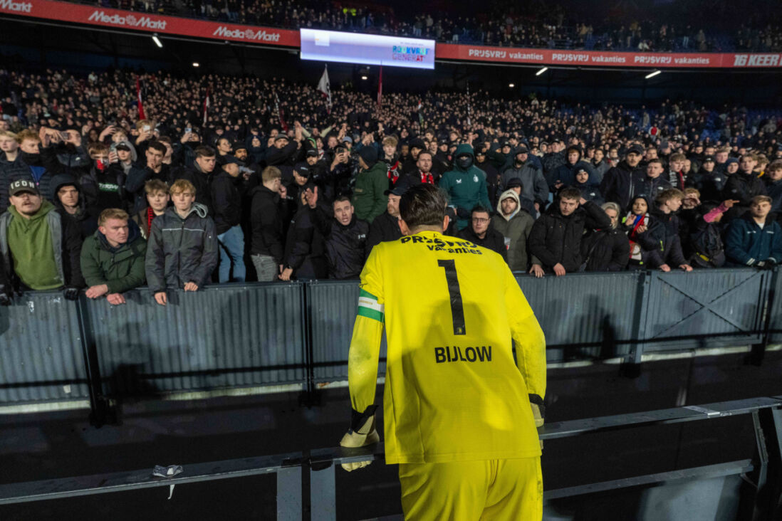Justin Bijlow in gesprek met boze Feyenoord-supporters