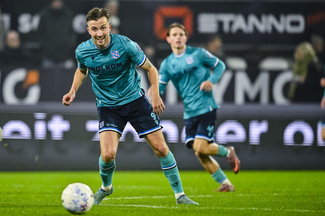 Dylan Vente kijkt naar de bal