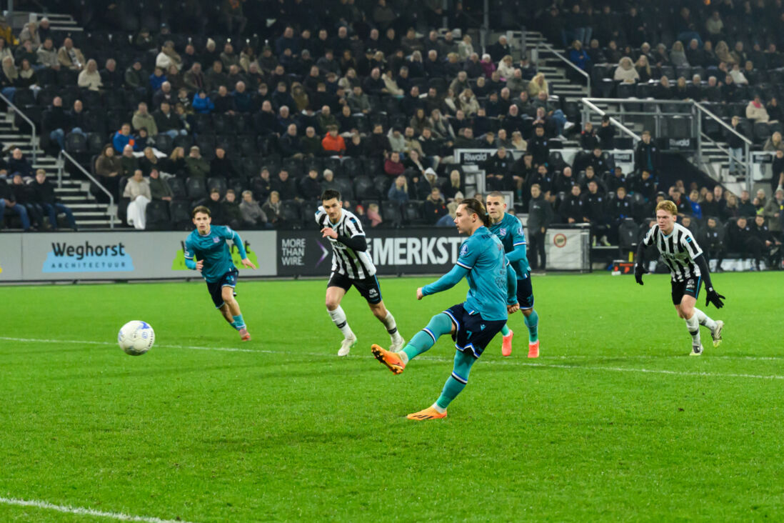 Maxence Rivera schiet een penalty