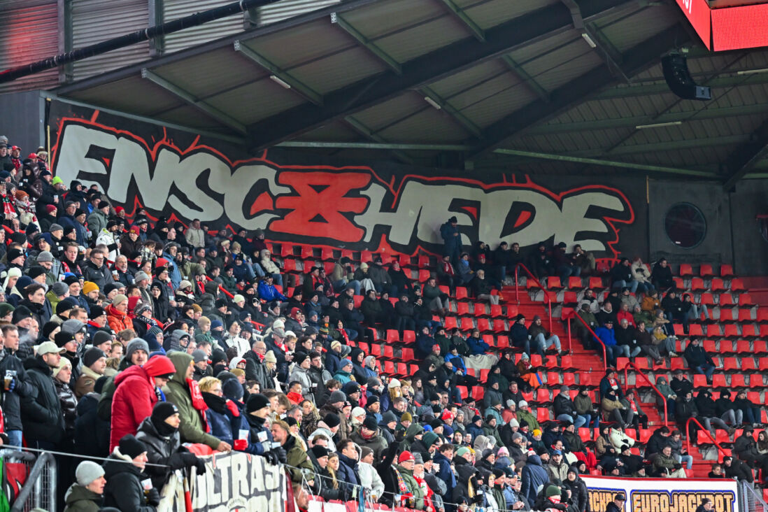 Veel lege stoeltjes in de Grolsch Veste