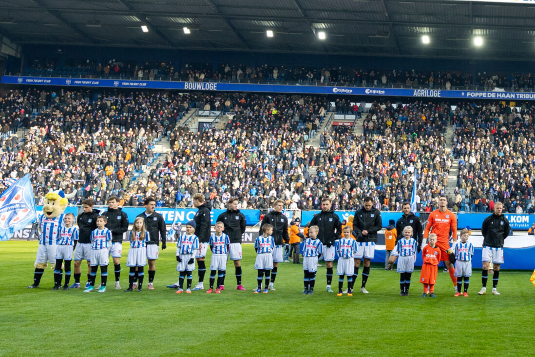 SC Heerenveen luistert naar het Fries volkslied