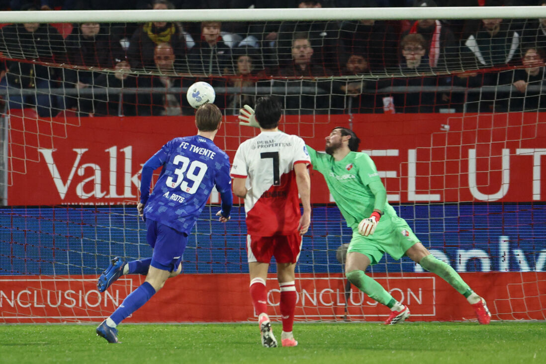 Mats Rots schiet de tweede Twentse treffer achter Vasilis Barkas