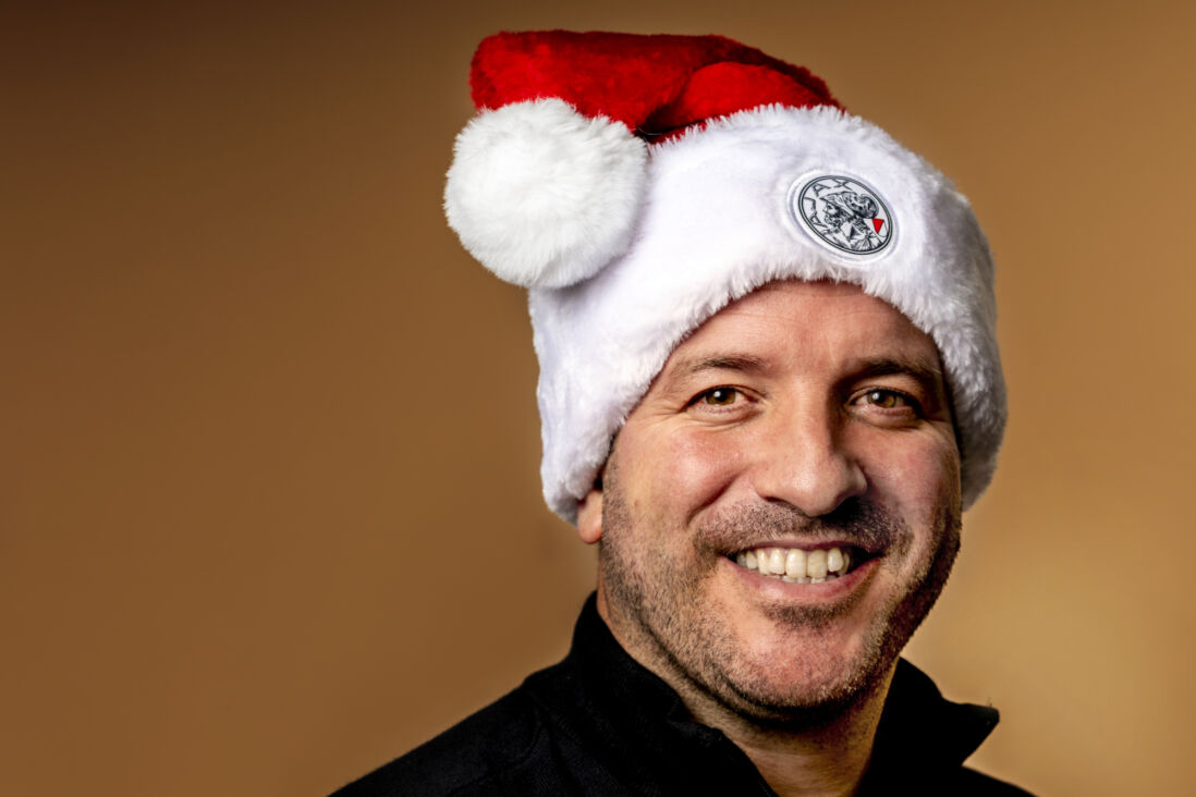 Rafael van der Vaart met een Ajax-muts