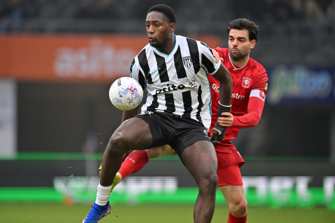 Robin Pröpper duelleert met Lequincio Zeefuik