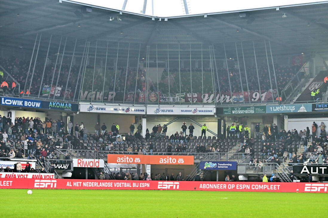 FC Twente-supporters in het uitvak bij Heracles Almelo
