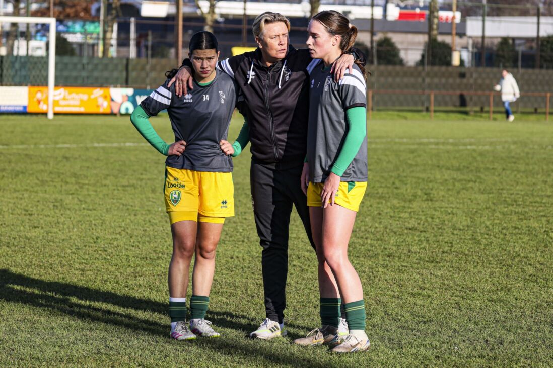 Sandra van Tol geeft instructies