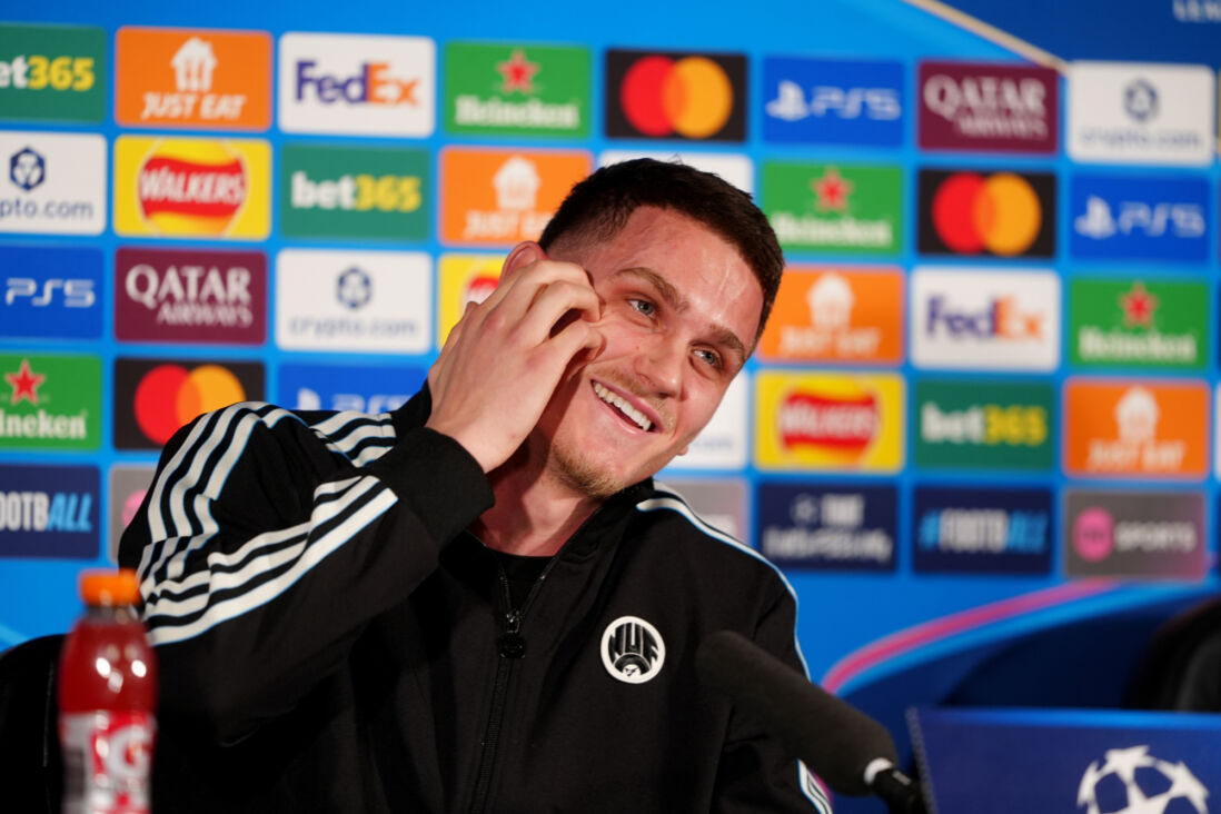 Sven Botman lachend op de persconferentie van Newcastle United