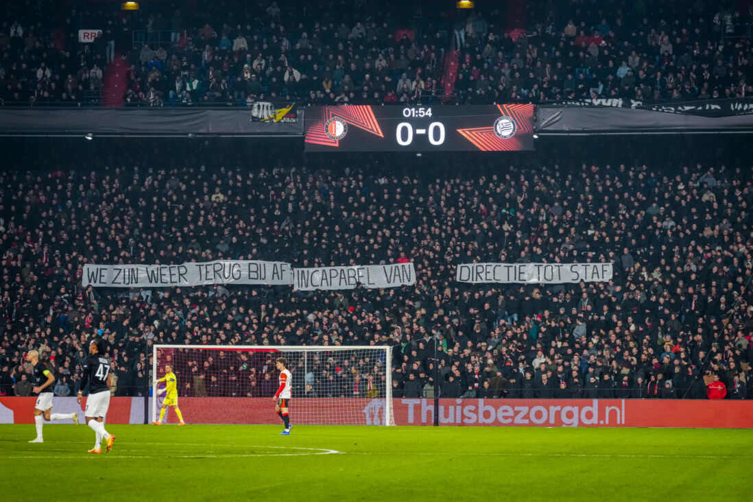 Een spandoek in De Kuip