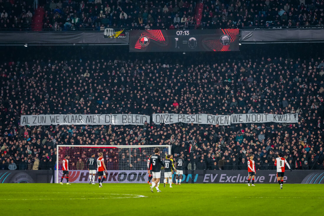 Een spandoek in De Kuip
