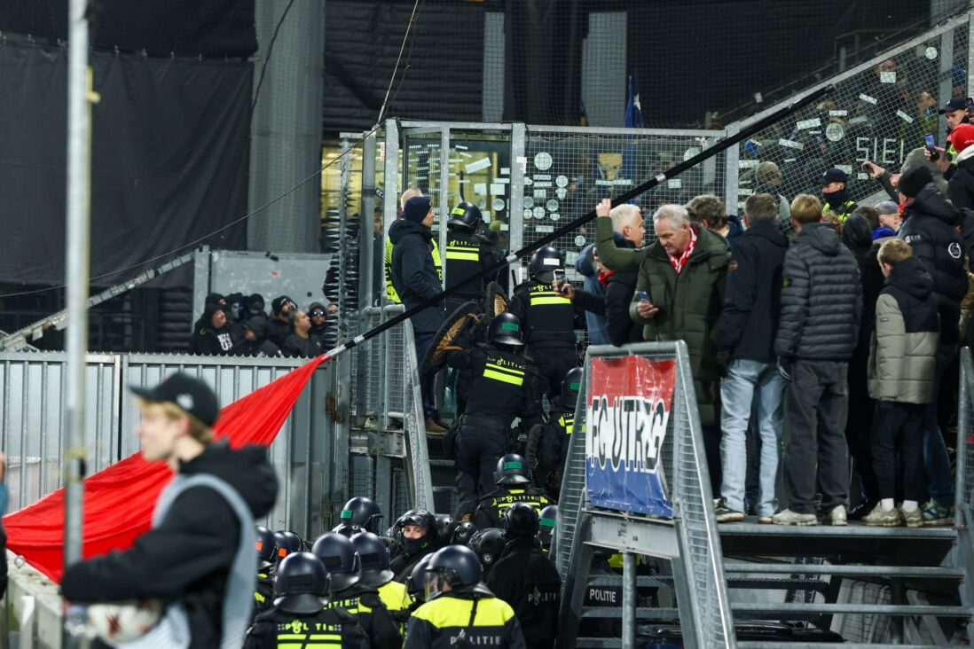 De ME haalt het uitvak in De Galgenwaard leeg