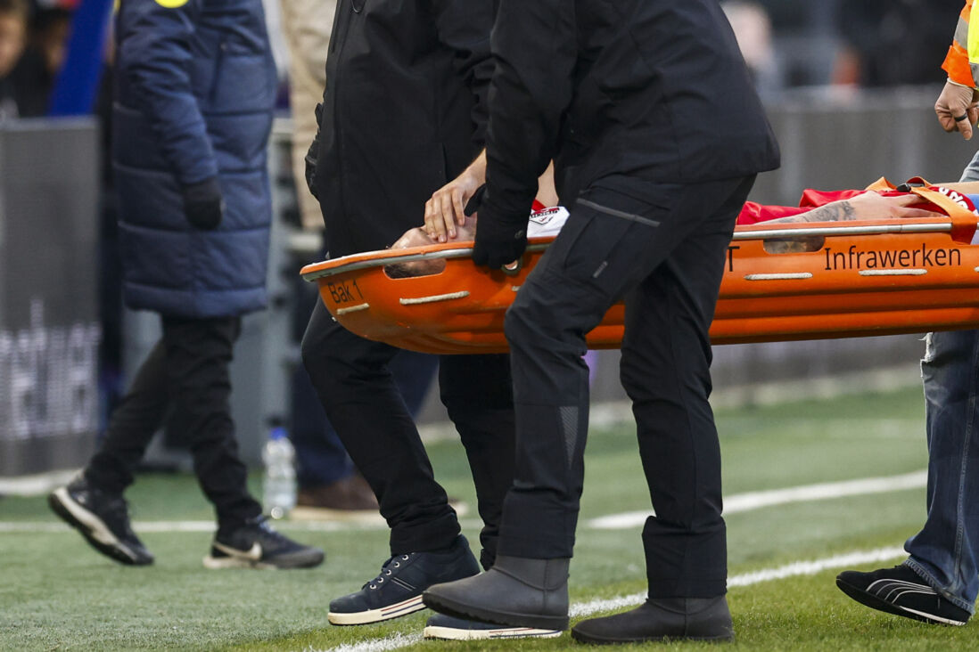 Mike Eerdhuijzen moet per brancard van het veld