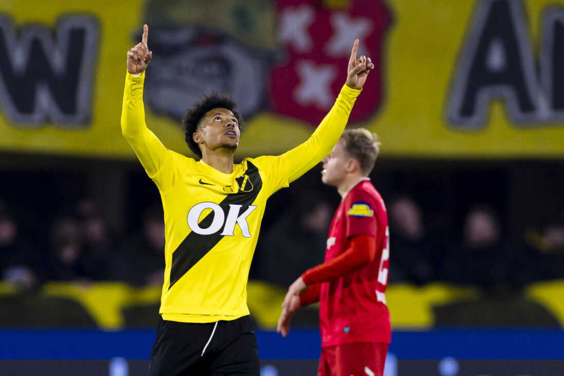 Charles-Andreas Brym viert zijn goal tegen FC Twente