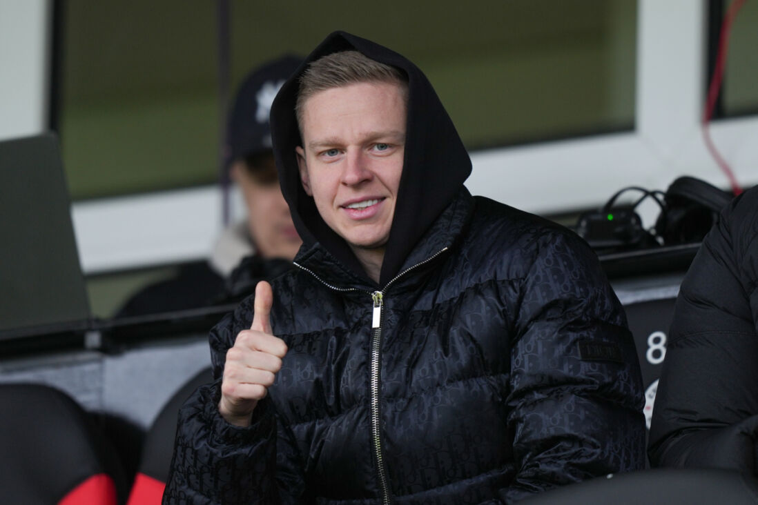 Oleksandr Zinchenko op de tribune bij Ajax