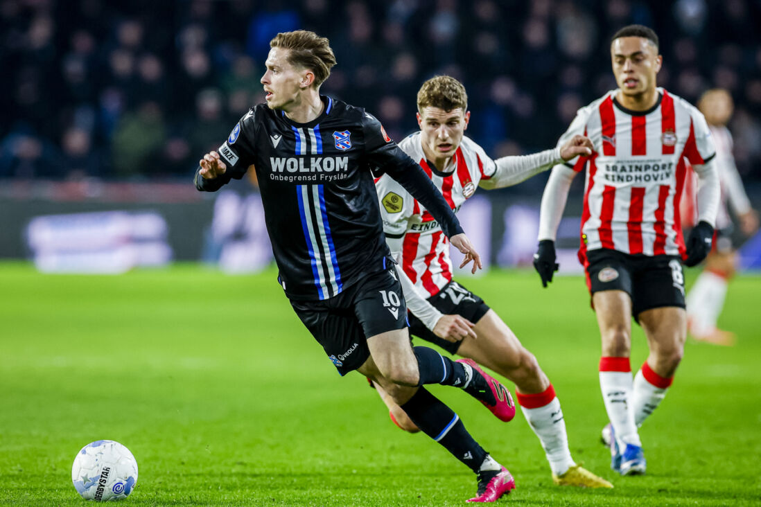 Ringo Meerveld aan de bal tegen PSV, Til en Dest kijken toe
