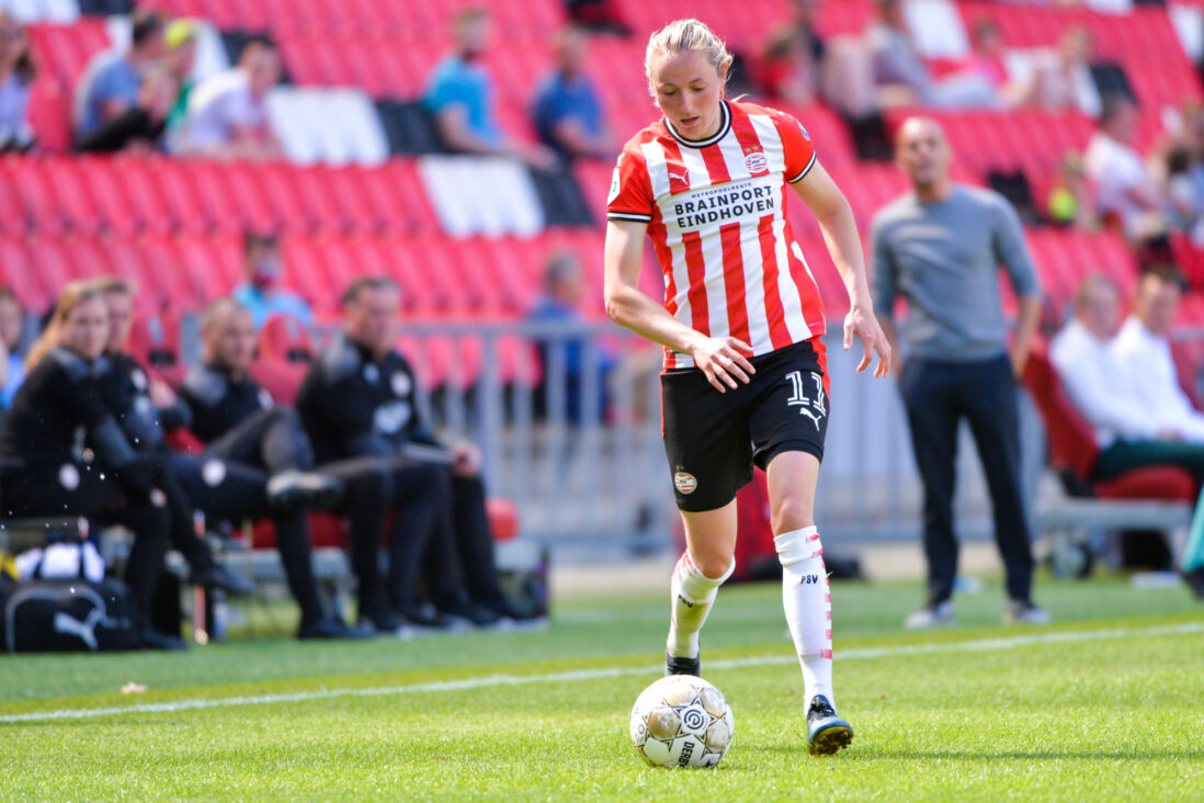 Nadia Coolen in het shirt van PSV