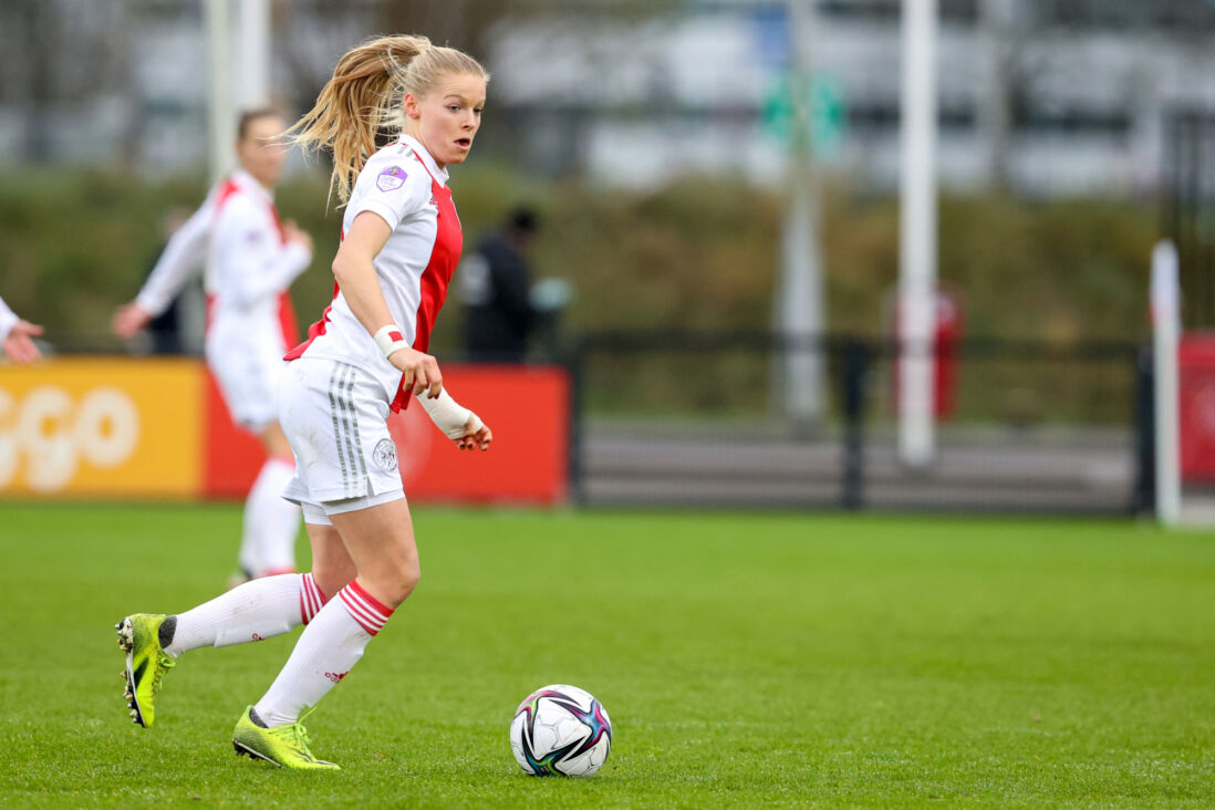 Nadine Noordam in het shirt van Ajax