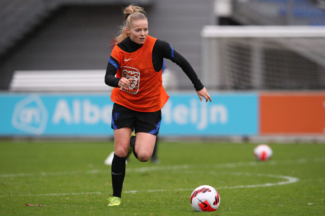 Nadine Noordam op de training van Oranje