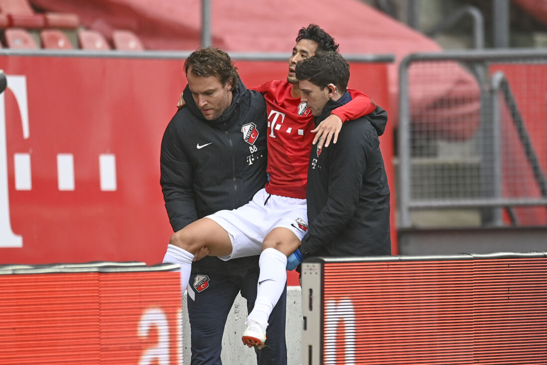 Naoki Maeda verlaat geblesseerd het veld