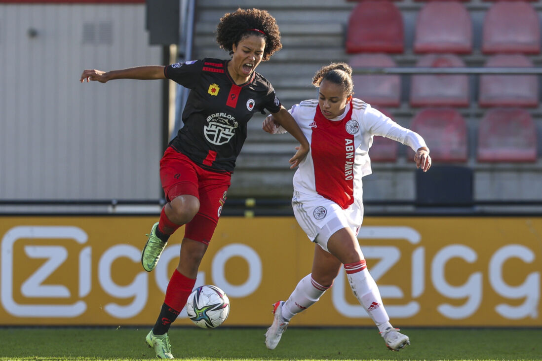 Naomi Pique in het shirt van Excelsior