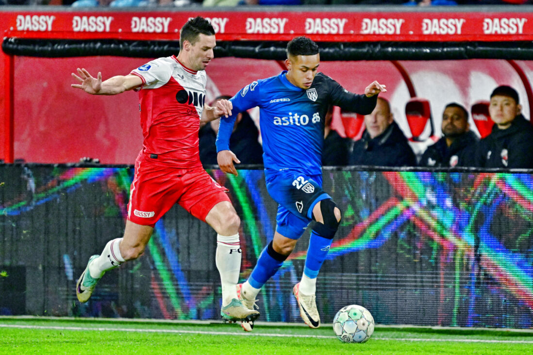 Nick Viergever in duel tegen Heracles Almelo