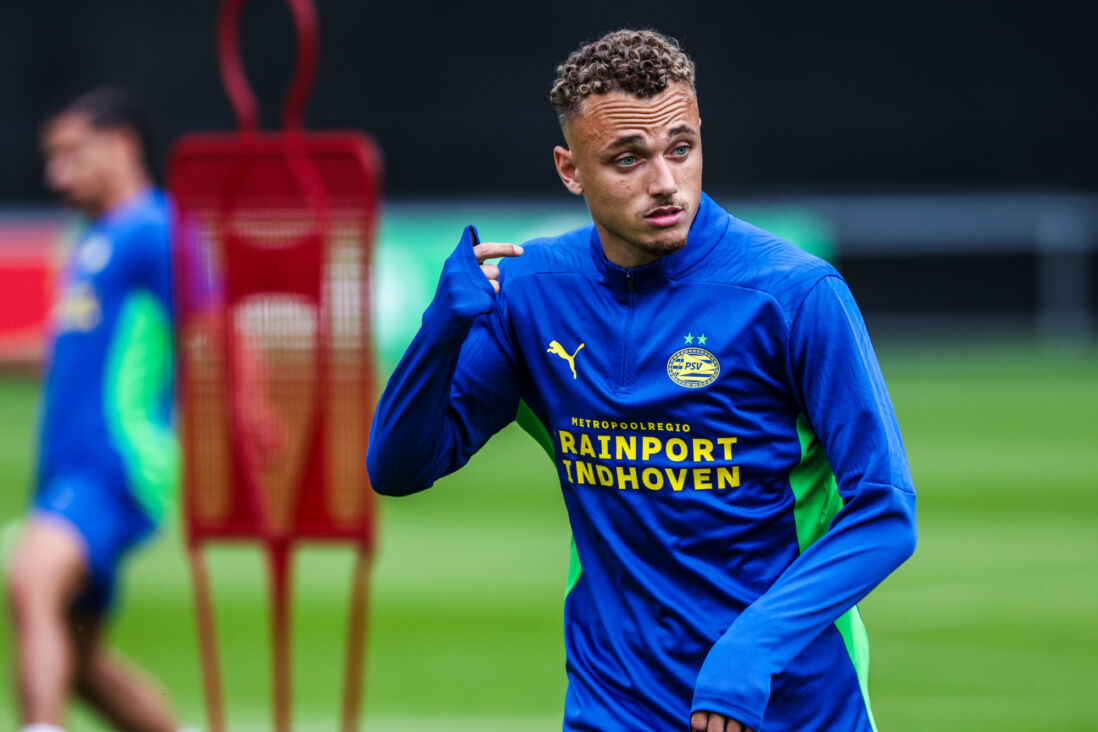 Noa Lang tijdens de eerste training van PSV