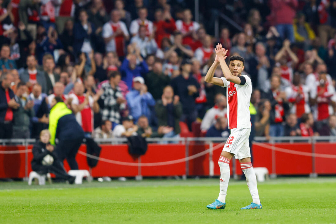 Noussair Mazraoui bedankt het publiek
