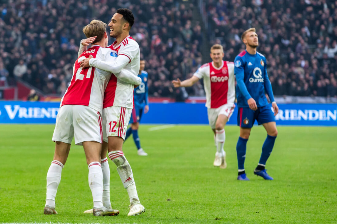 Noussair Mazraoui met Frenkie de Jong