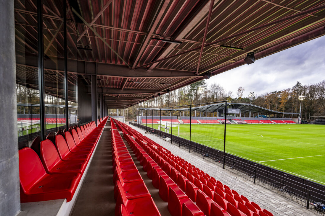 De Oosttribune van TenCate Stadion De Herdgang