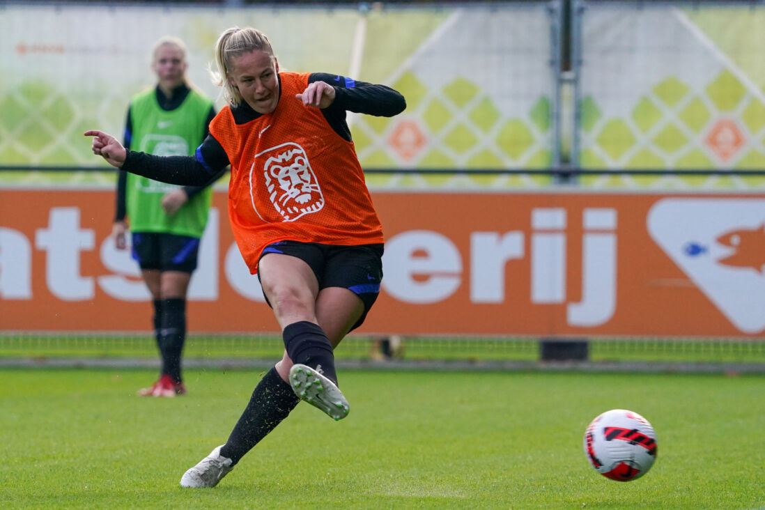 Stefanie van der Gragt op de training van Oranje