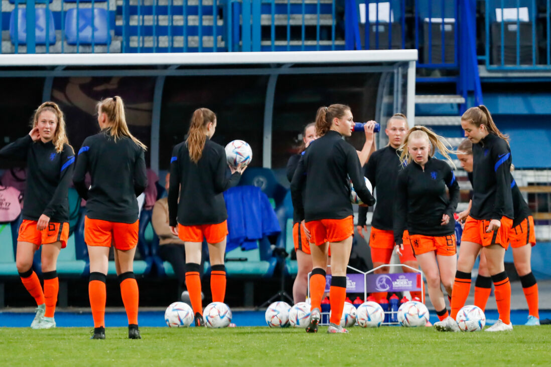 Oranje O17 bezig aan een warming up